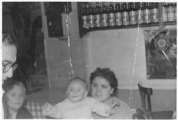 anna-in-cucina-con-la-piccola-titina-e-a-sx-nonna-concetta