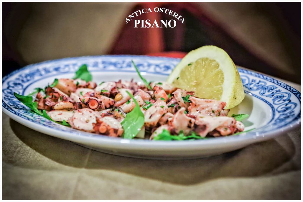 Piatto di Antica Osteria Pisano con polpo, prezzemolo e fettina di limone, su ceramica blu e bianca con scritta in evidenza.